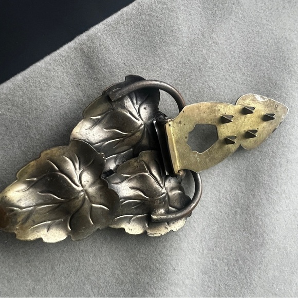 Vintage Leaf Dress Clip - Picture 5 of 5